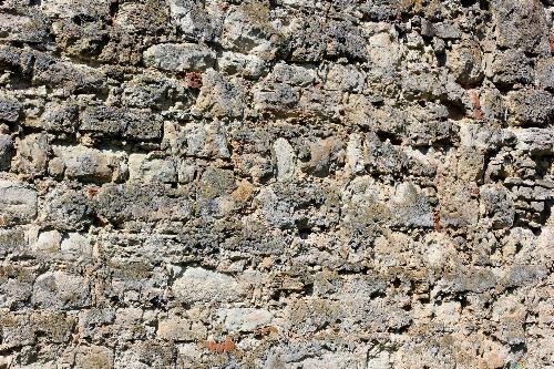 Mark Zuckerberg construye muro de piedra en Hawái