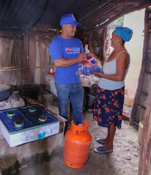 Plan Social auxilia a familias afectadas de Villa Isabela,Puerto Plata tras inundaciones recientes