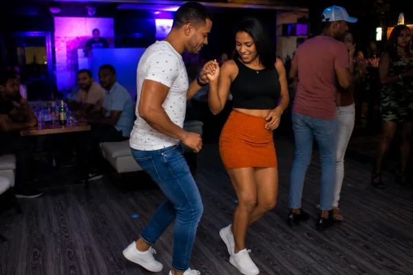 Pareja bailando bachata dominicana
