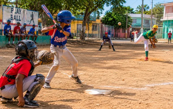 Niños jugando baseball en República Dominicana