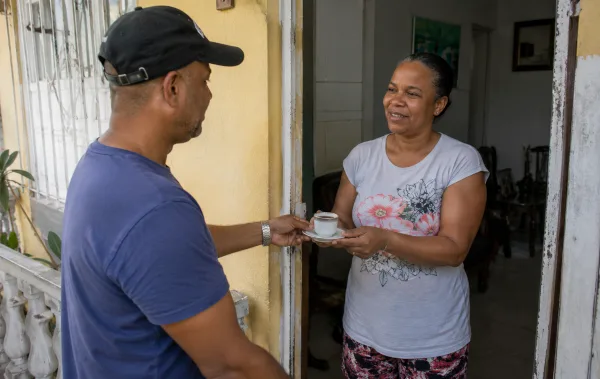 Taza de café dominicano servido en una casa