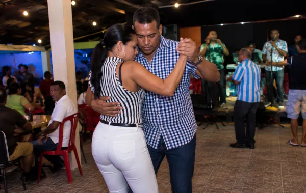 Pareja bailando merengue dominicano