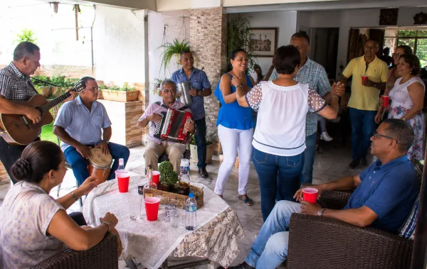 Dominicanos disfrutando música en una reunión familiar
