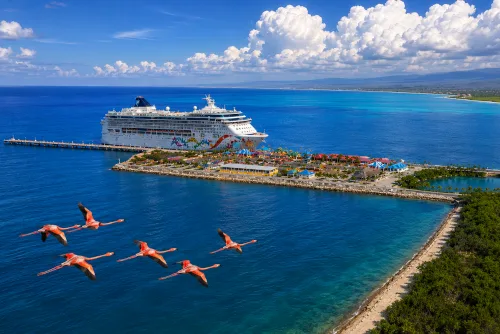 Crucero llegando a un puerto turístico dominicano